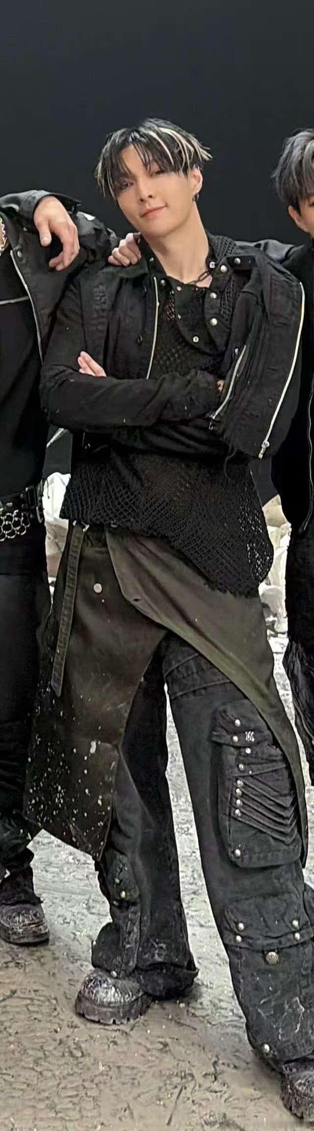 张艺兴白色挑染张艺兴挑染look张艺兴白色挑染，帅啊，