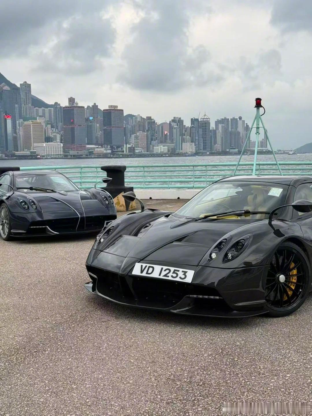 Double帕加尼Huayra，这有点世界名画的感觉了