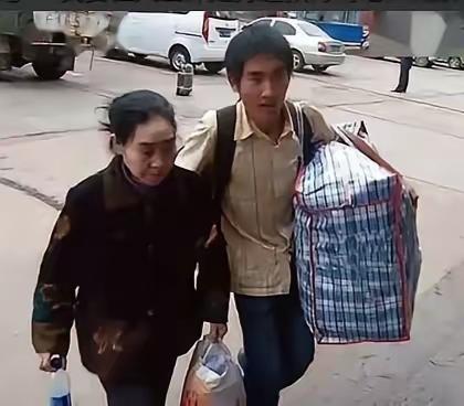 贵州深山里，一名少年第五次站在校长办公室，没等拒绝说出口，他“扑通”一声跪倒在地