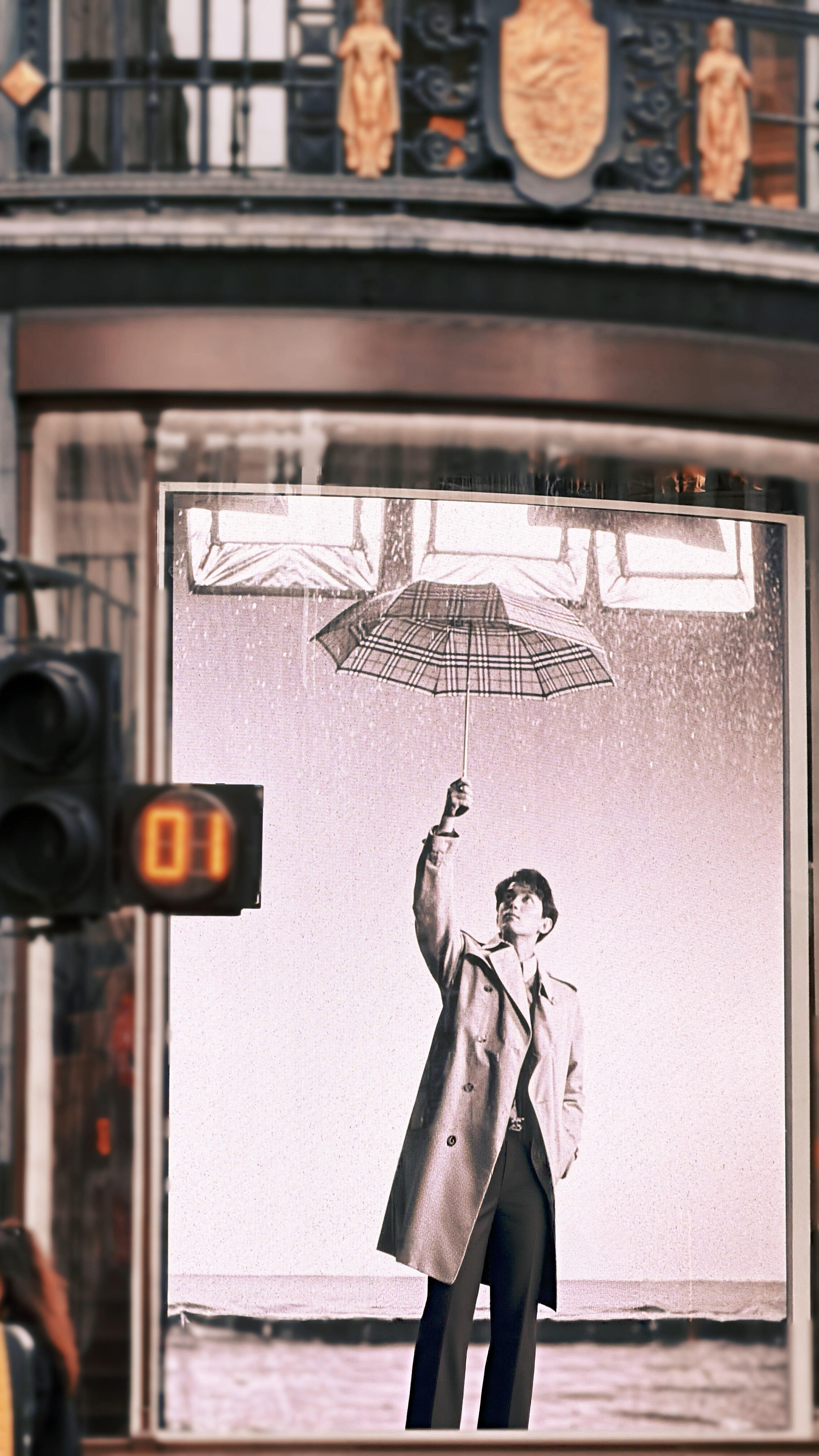 刷到了英国摄政街Burberry总店地广…吴磊老师在这个街角出现的时候，那种年轻