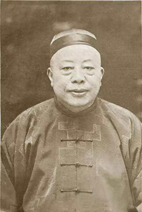 那天，喝醉的黄金荣抓过来一个乞丐就盘问：“上海滩三大亨，你最佩服谁？”乞丐脱口而
