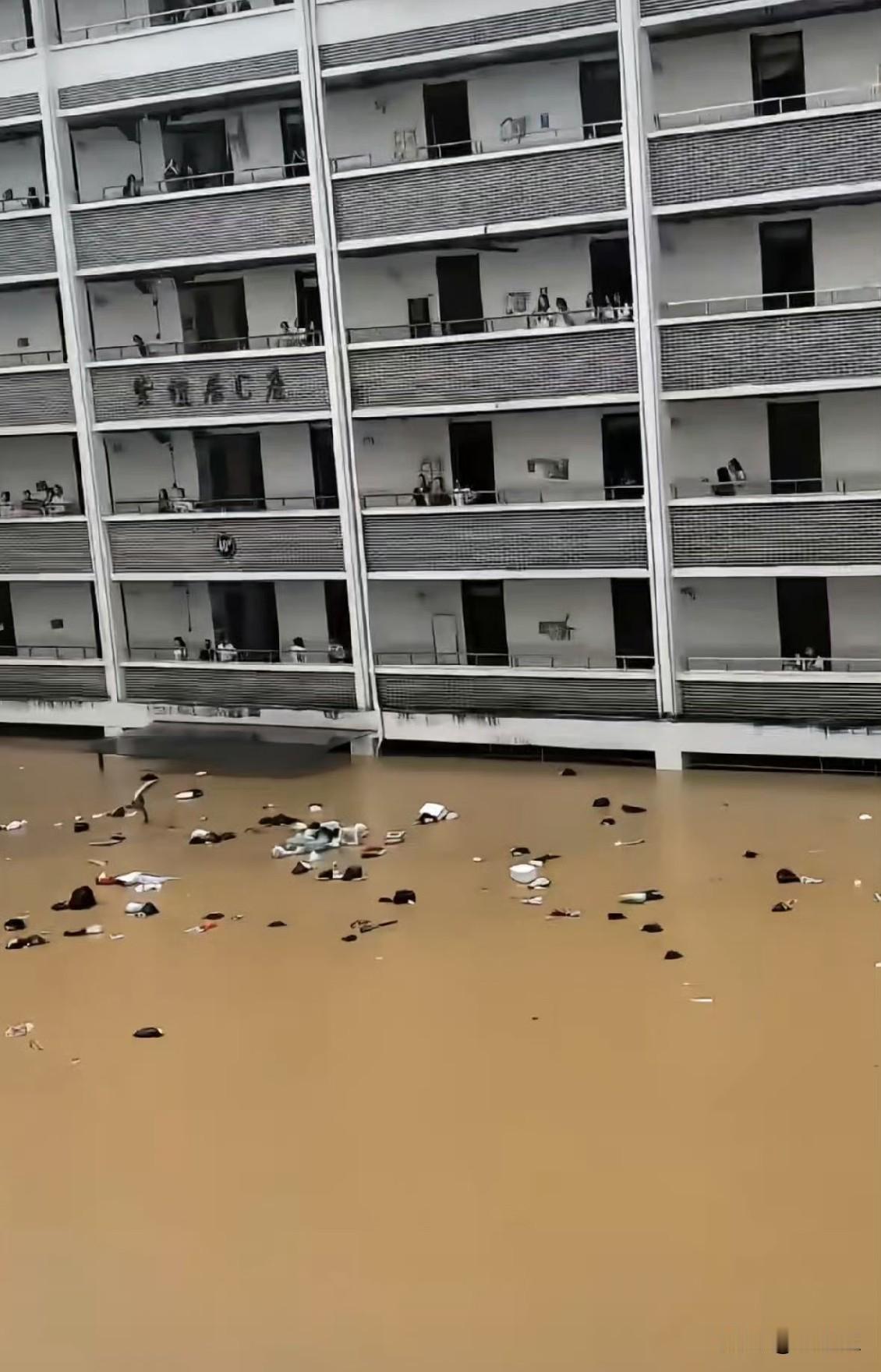 广西物流职业技术学院遭遇特大暴雨，雨势持续增大，千名师生被困，一方有难，八方支援