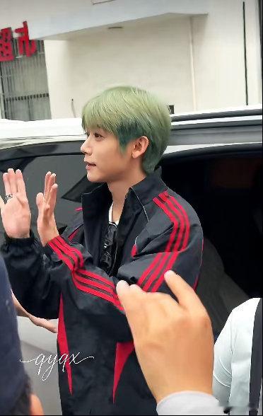 李卿刺棠开机生图李卿刺棠开机出妆🥰李卿开机生图出圈！干净造型搭配浅发色，神态松