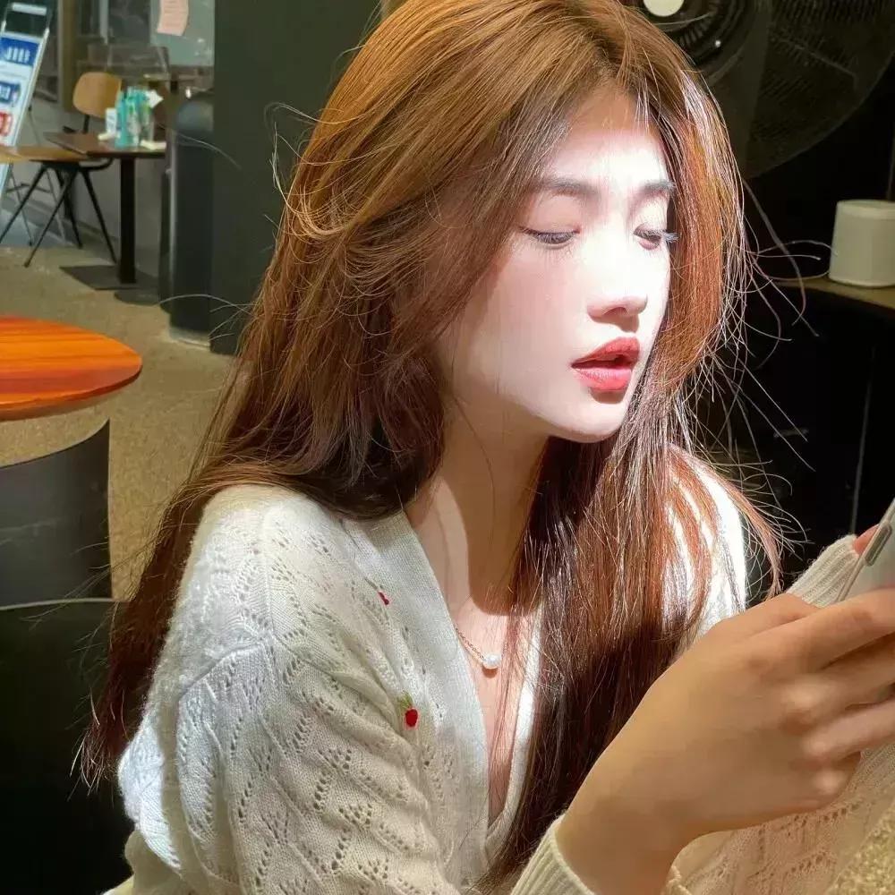 咖啡馆里的温柔时光，沉浸在书海中的少女秋日里的咖啡馆 温柔咖啡店美女 美女咖啡馆