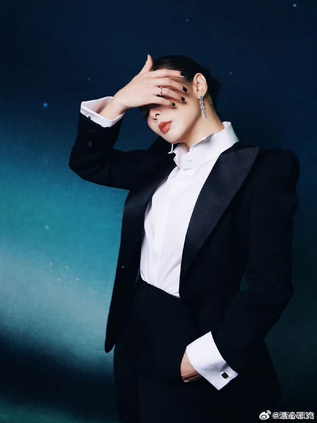 高叶长得mommy穿得daddy 这种风格突破让人眼前一亮，打破了大家对红毯造型