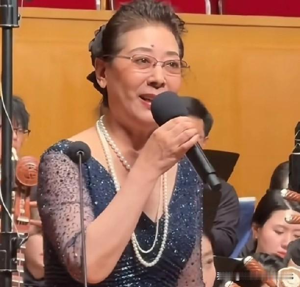 要说优雅老去的典范，我第一个想到著名歌唱家关牧村老师！72岁了，状态真叫一个好，