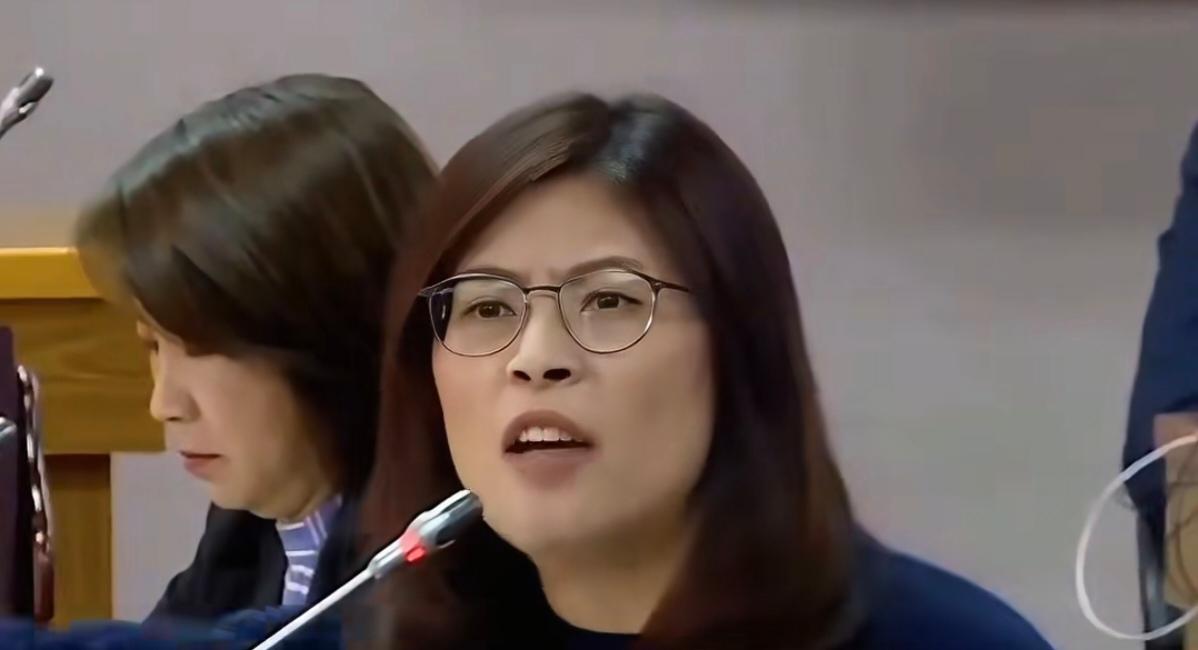 郑丽文一句表态，瞬间点燃全网关注。短短几个字气场十足，直接回应近期引发热议的热点