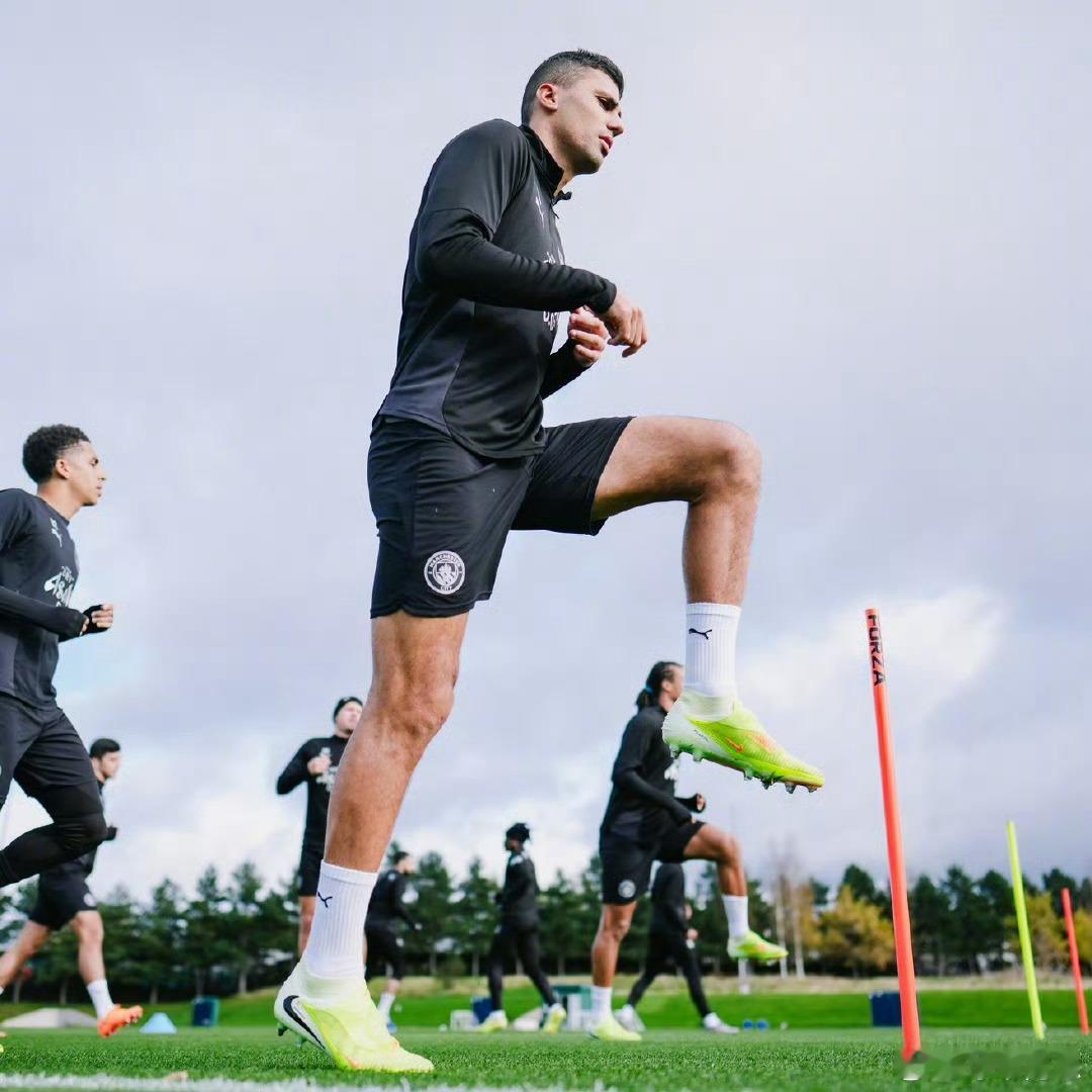 对阵富勒姆的赛前新闻上，瓜帅再次更新了罗德里的情况，并谈到了对手🗨️“罗德里还