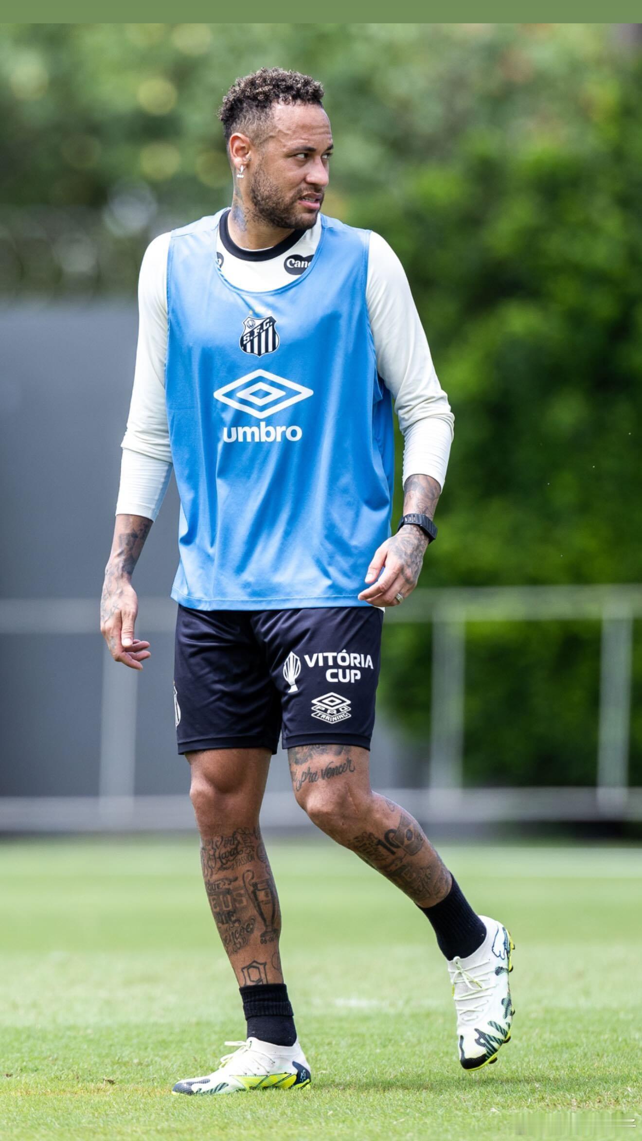 内马尔内马尔 集体训练今天是蓝色背心马 