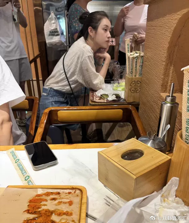 新疆偶遇郭宇欣吃饭新疆偶遇郭宇欣吃饭啦！全新疆都在偶遇郭宇欣羡慕每一位可以偶遇姐