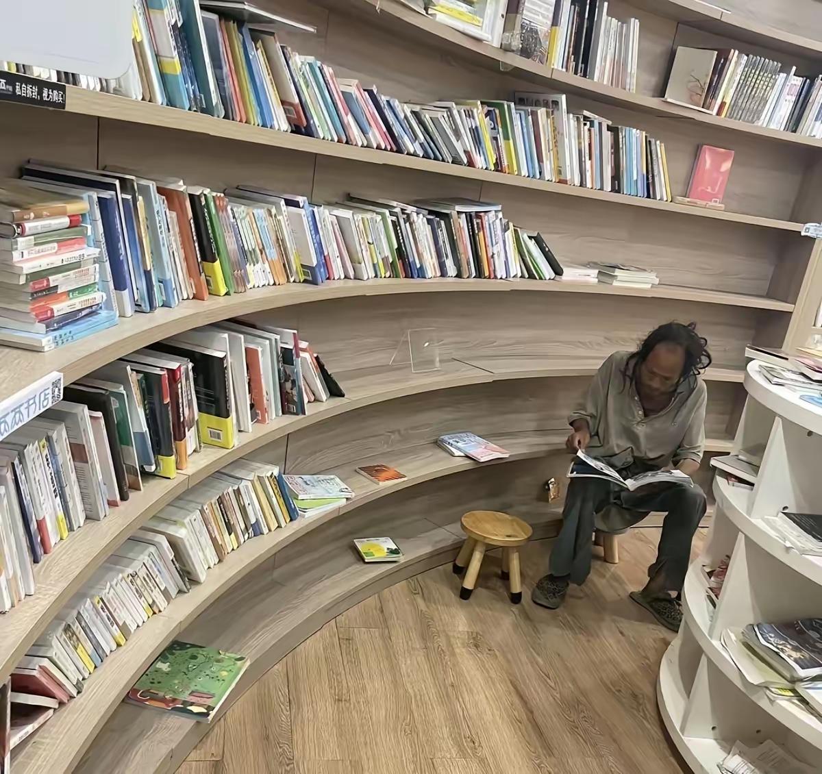 “我无法拒绝他们进来图书馆读书，但是您有权选择离开”，这就是杭州图书馆的态度，它