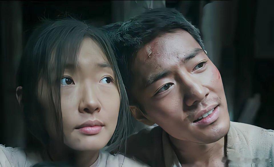 这下有人看明白了吗？看到贴在肖战身边的周依然，在娱乐圈，你可以长得不够漂亮，但不