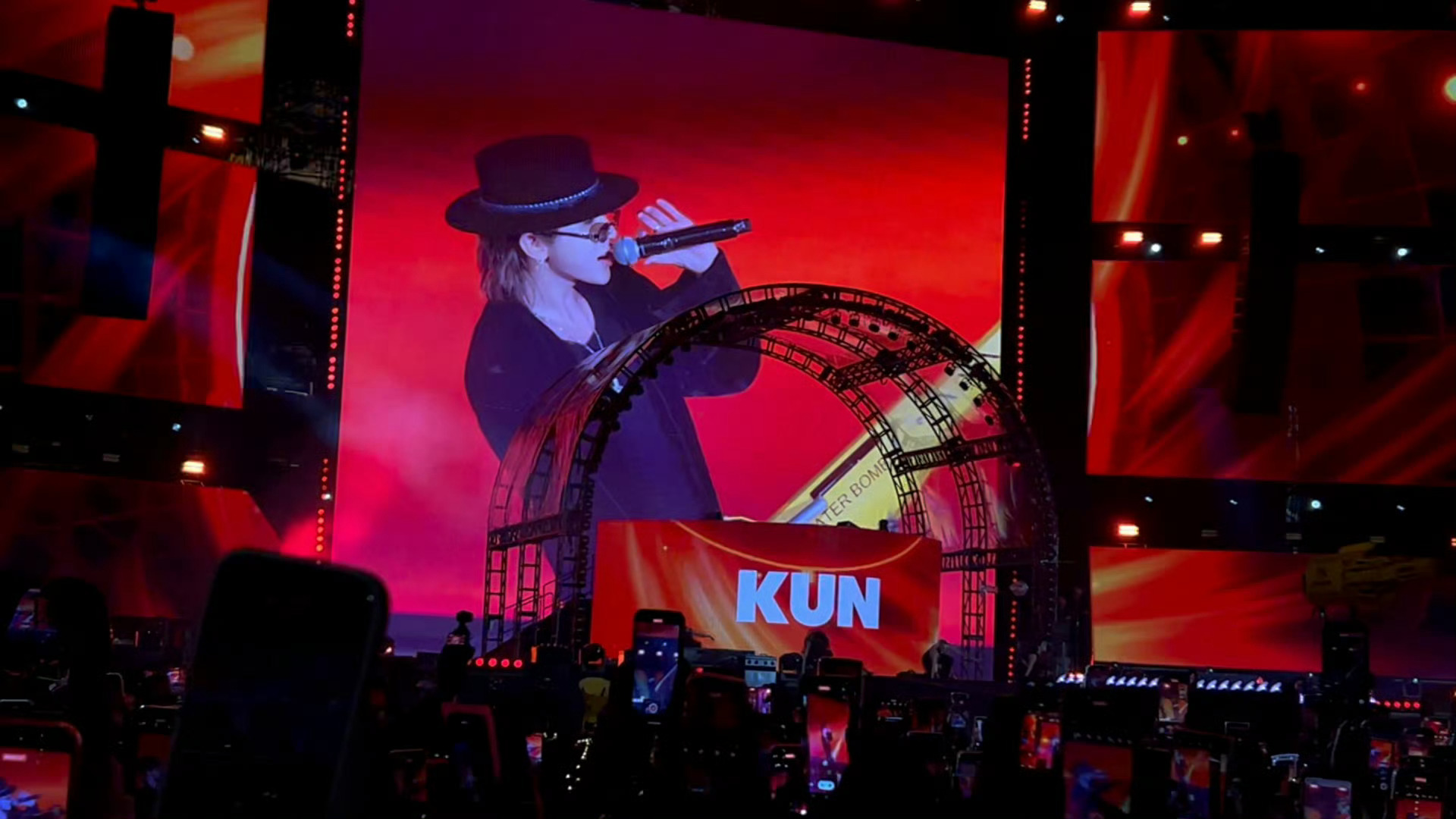 蔡徐坤浴袍舞台 昨晚的澳门Waterbomb音乐节上，以一袭黑色丝绒浴袍造型亮相