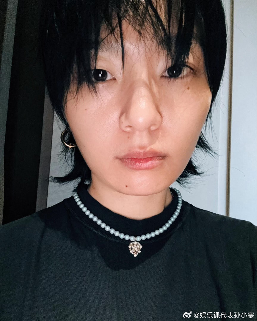 周笔畅的疯癫偷偷藏不住下班即解放！周笔畅演唱会纪录片收官，庆功宴上的笔笔彻底不装