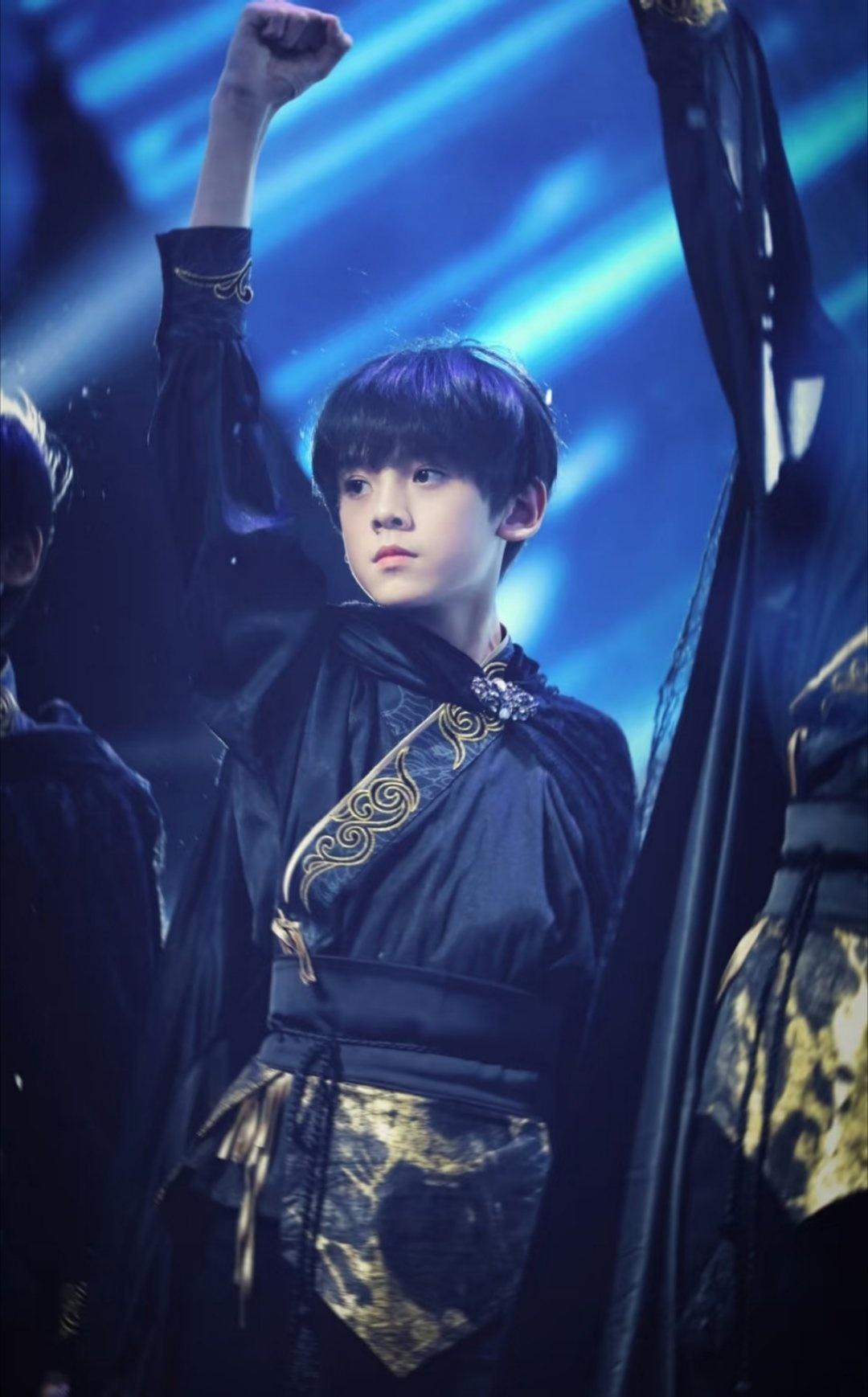 代拍称肖战王楚然登陆少年销量前三大帅哥大美女去哪哪就是时尚中心，左航上身prad