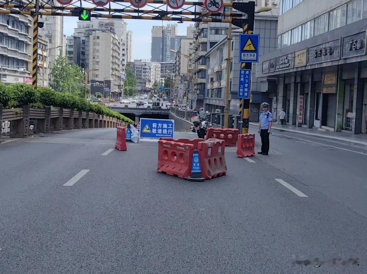 人民北路下穿半幅施工，目前已开通一条道有序通行，目前交通秩序恢复正常。