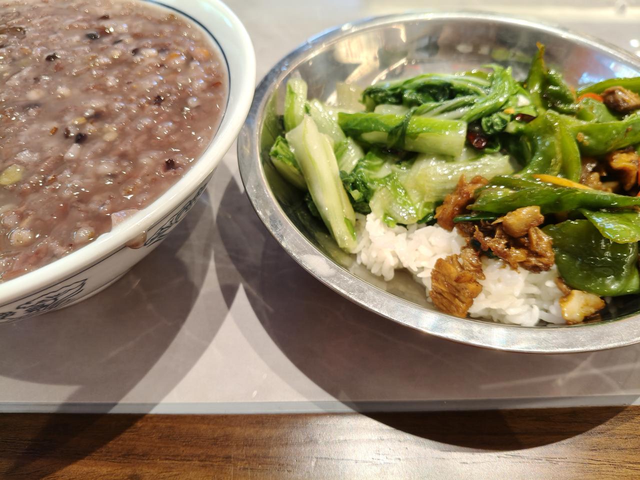 腊八粥，腊八粥！
  今天中午园工餐是腊八粥，油麦菜，辣椒炒肉！
    这就是