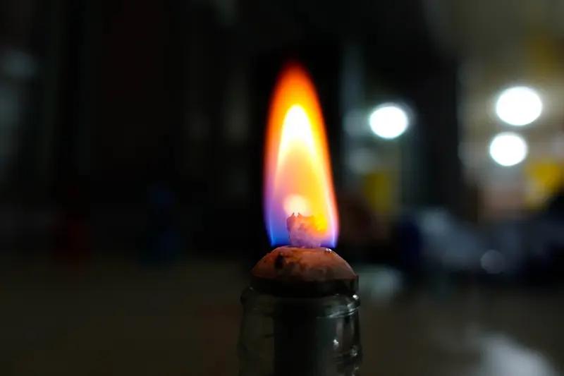 在我老家，火柴就叫“洋火”。以前这可是家家必备的东西，随便哪个杂货店都有卖。像街