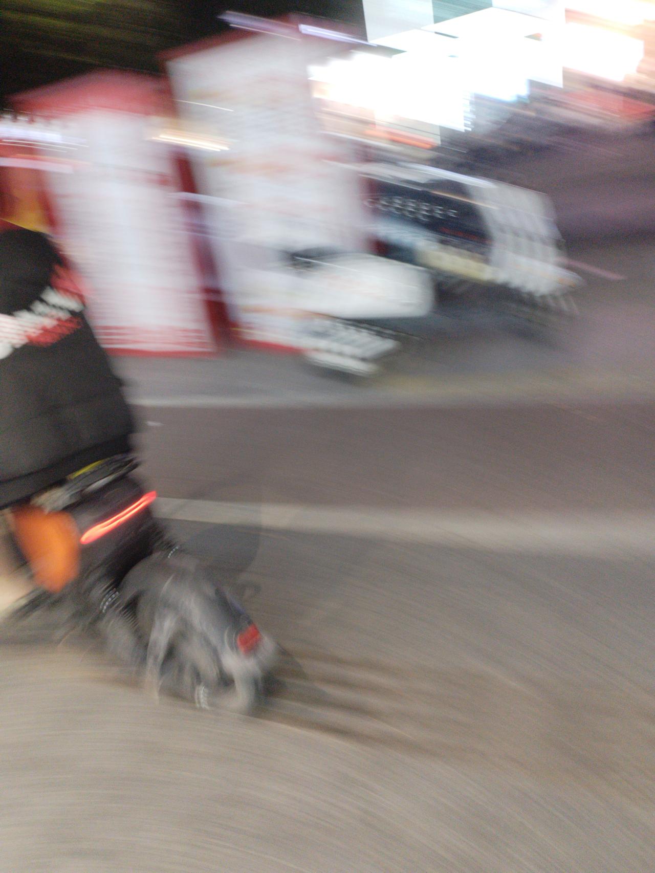 咋天晚上逛街，看到两个小朋友把放在路边共享电动车，不用扫码，直接骑上去冲几下，就