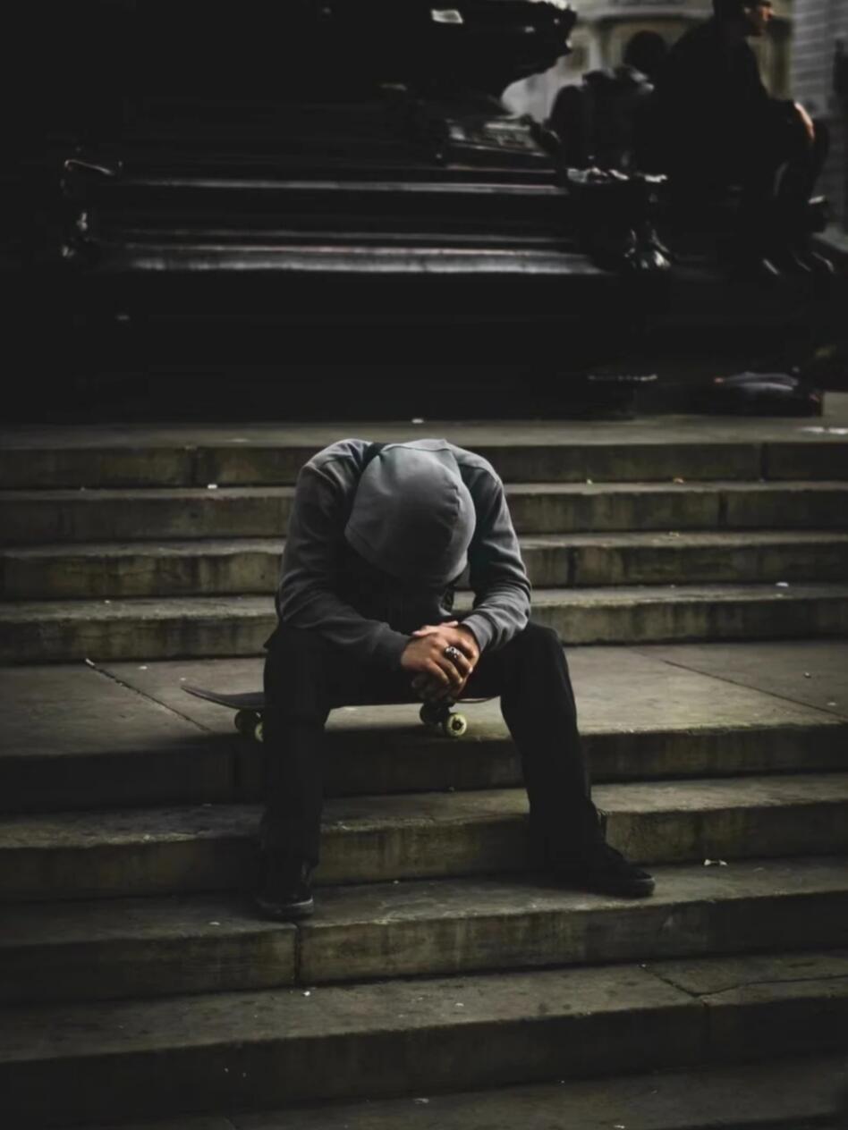 没钱真的会被亲近的人看不起。家庭聚会时，谈到房子车子，经济不好的人只能低头。亲戚