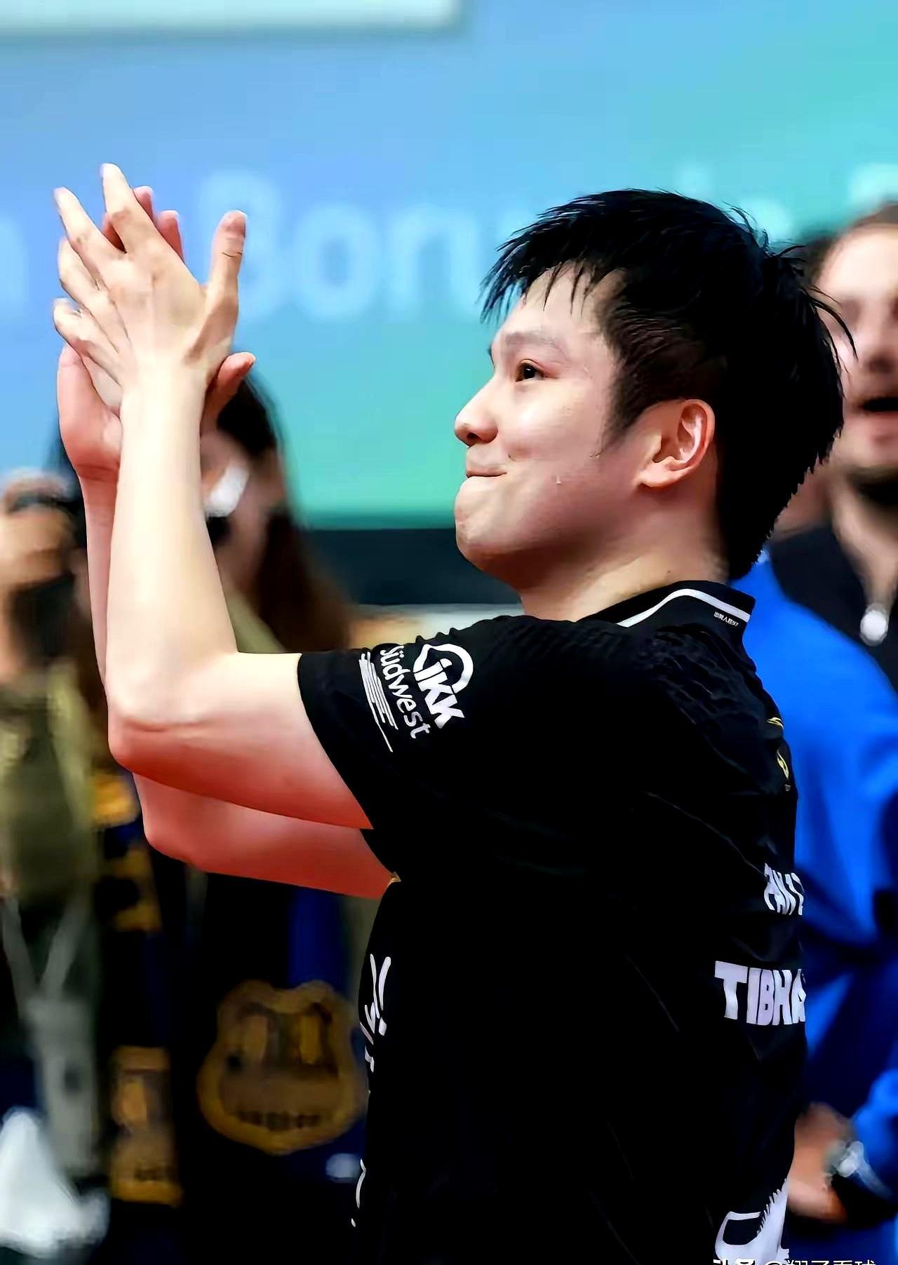 樊振东退榜留洋，撕开的不是叛逆，是体面。
 
告别饭圈与罚款机制，他远赴德甲捧回