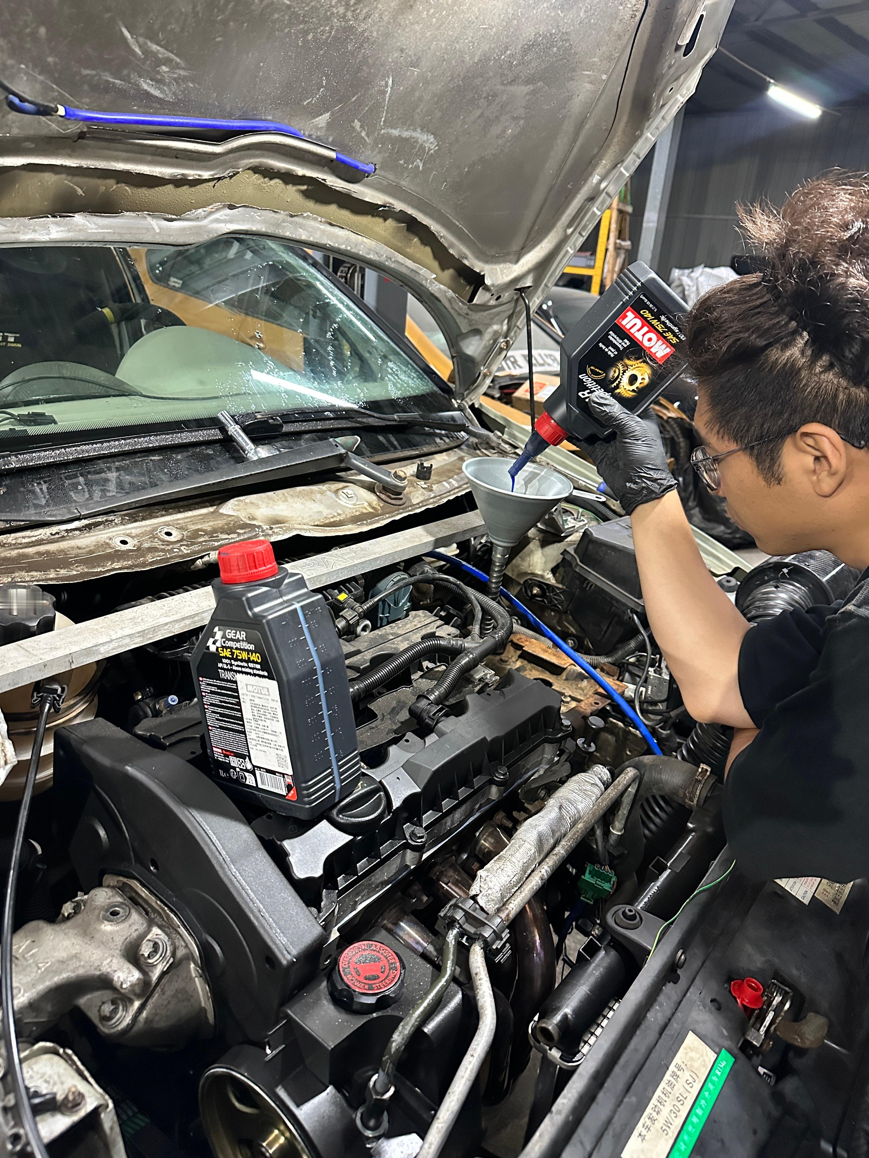 整一台赛道车非常非常的麻烦。相对于街用车，故障率或者说零件寿命，相差可能是百倍甚