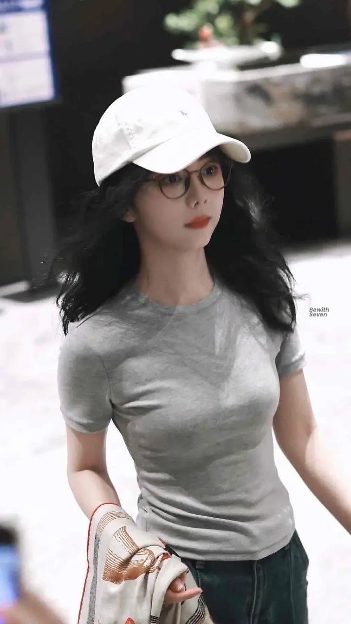 谭松韵光速下班私服再一次惊艳了 