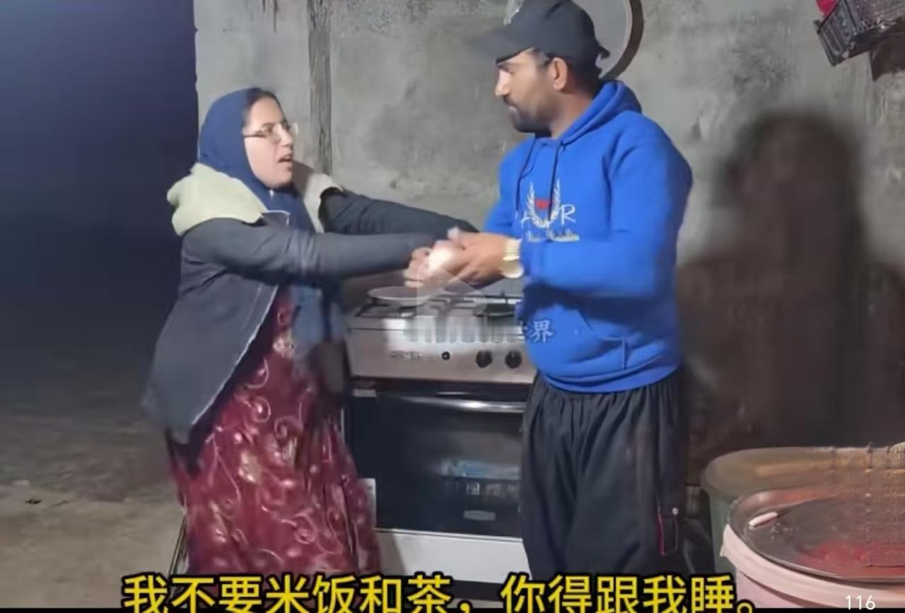 阿丽玛非要拉着米拉德去帐篷睡觉！晚上，阿丽玛没抢到米饭，就拉着米拉德，非要和她一