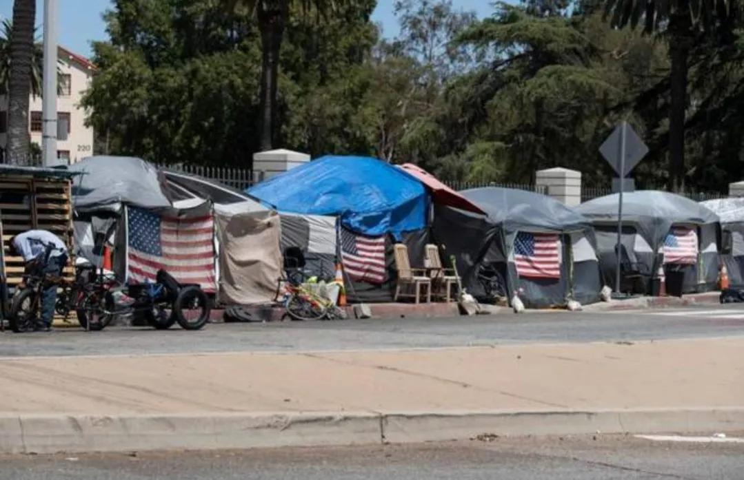 近日很多媒体突然聊起美国的话题，爆火了一个叫“斩杀线”的名词，不知大伙咋看
  