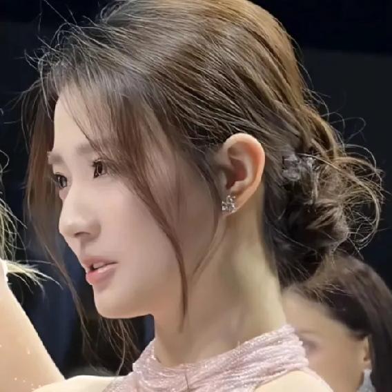 家人们，一看到徐璐，我瞬间就被狠狠拿捏了！脑子里直接蹦出“楚楚动人”四个字，这得