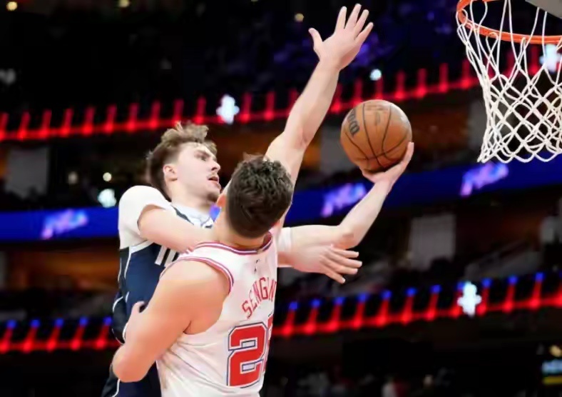 北京时间2月1日，NBA常规赛火箭主场险胜独行侠。独行侠状元郎空砍34分12篮板