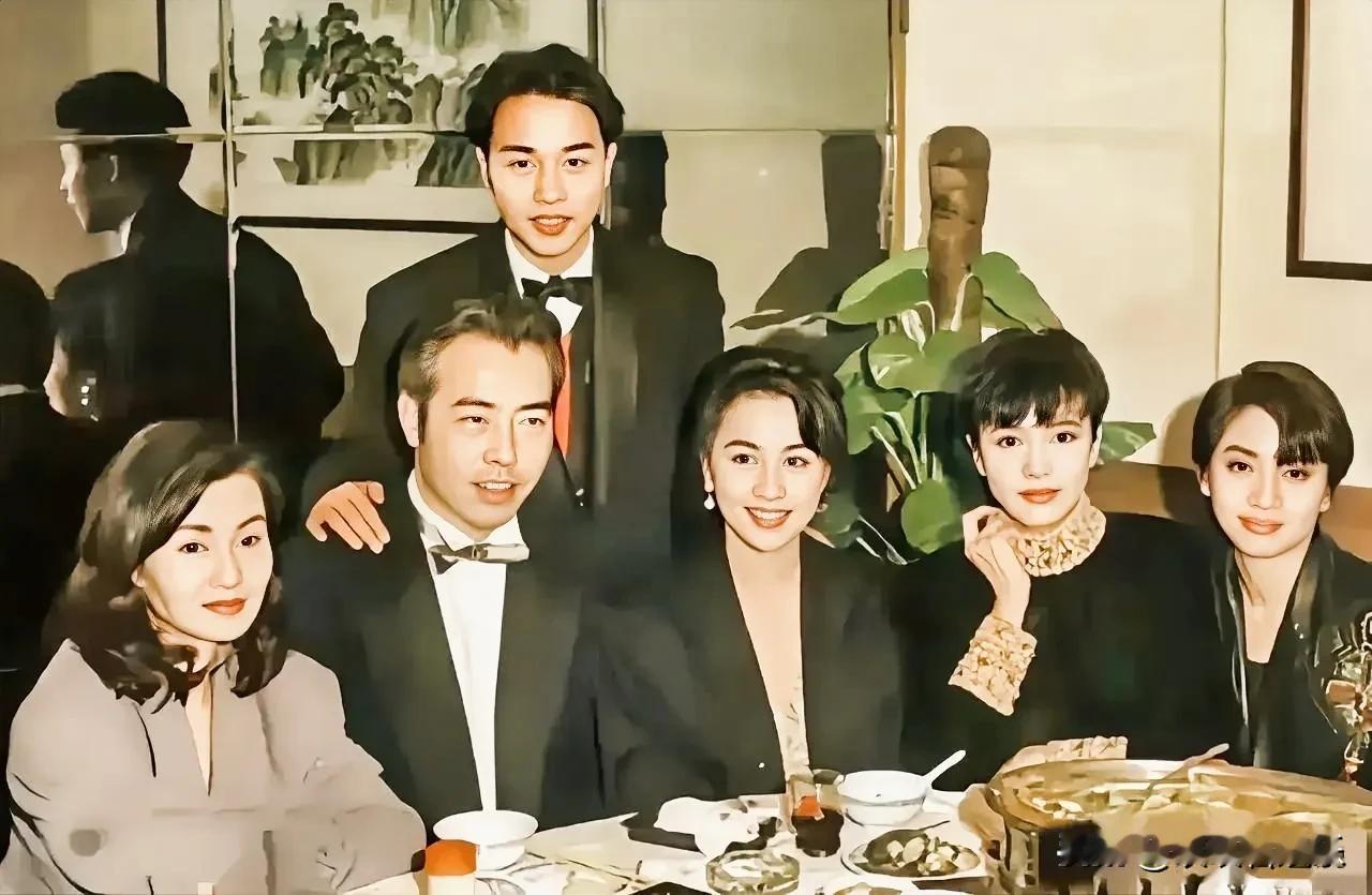 四个美女两个认识，左边是张曼玉 ，右三是刘嘉玲，两个帅哥认识前排陈凯歌，另外三位