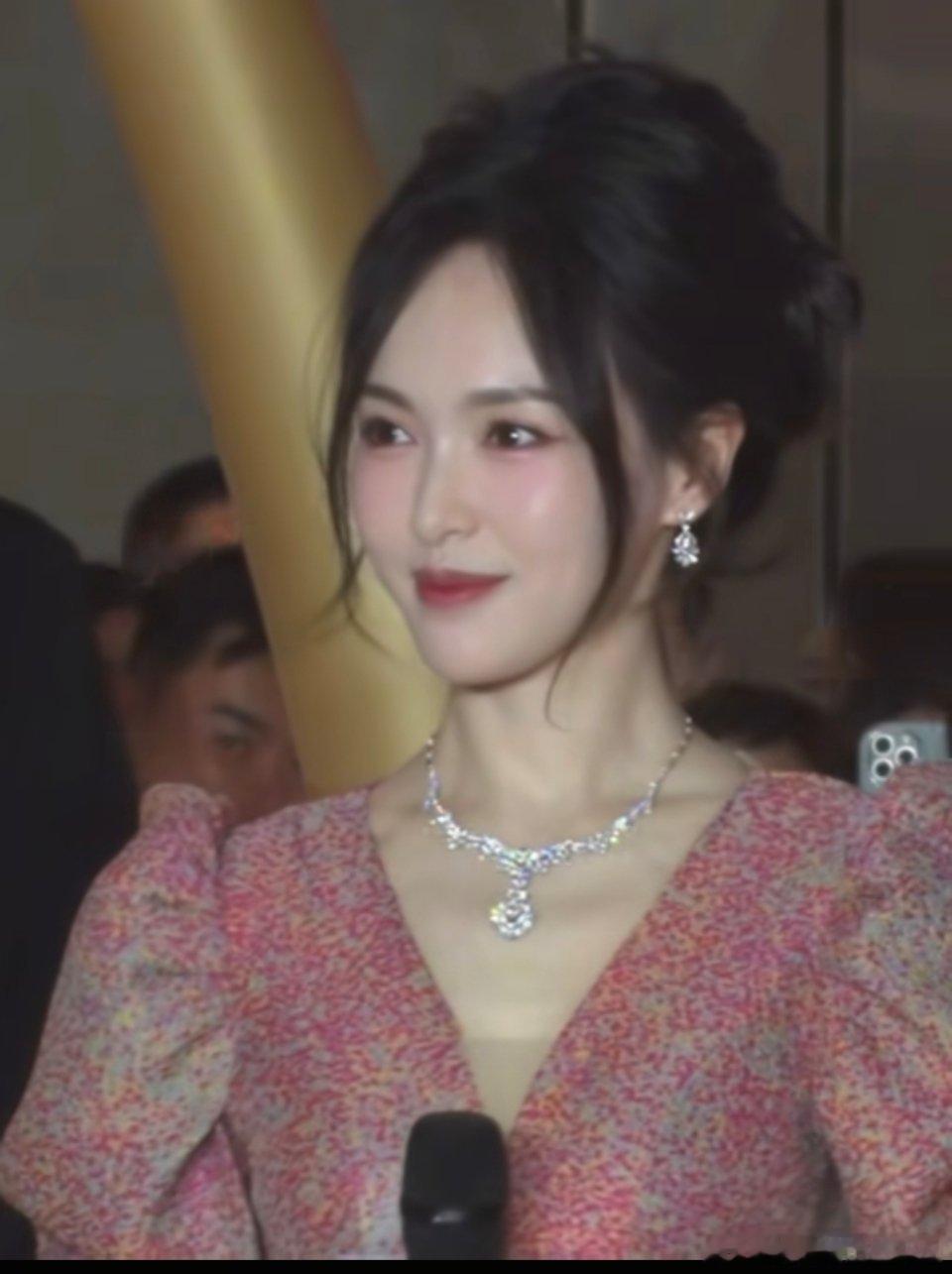 唐嫣这次有点东西～明媚时闪闪发光，暗黑时眼神带刀，这种双面设定太戳我了我从未见过