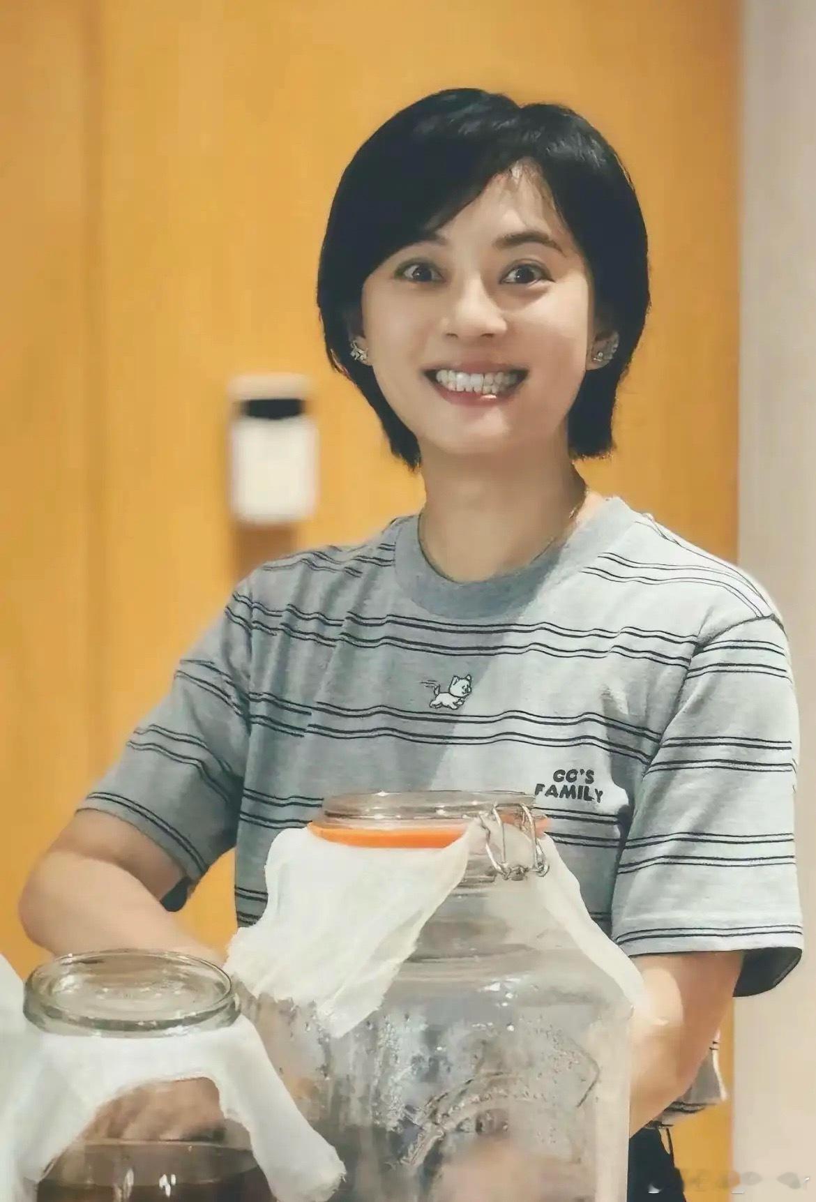 眼也不鼓了，也不发腮了,好漂亮啊!发型也好看，状态这么好，抓紧进组吧！姐姐做的什