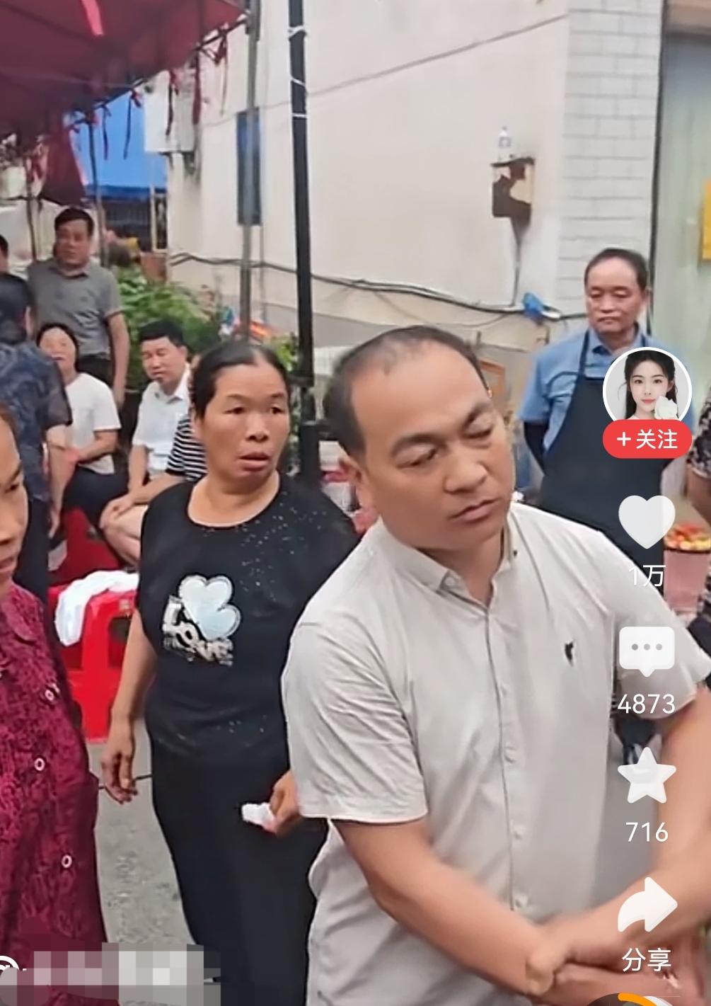 这混吃喜宴的人，该不该迁就他。
     这位看上去不老不少，身体也没有残疾的男