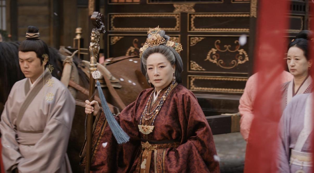 原著中，寿安君有三个孩子，周芙是最小的。寿安君的老公是一个小京官，没什么钱。当时