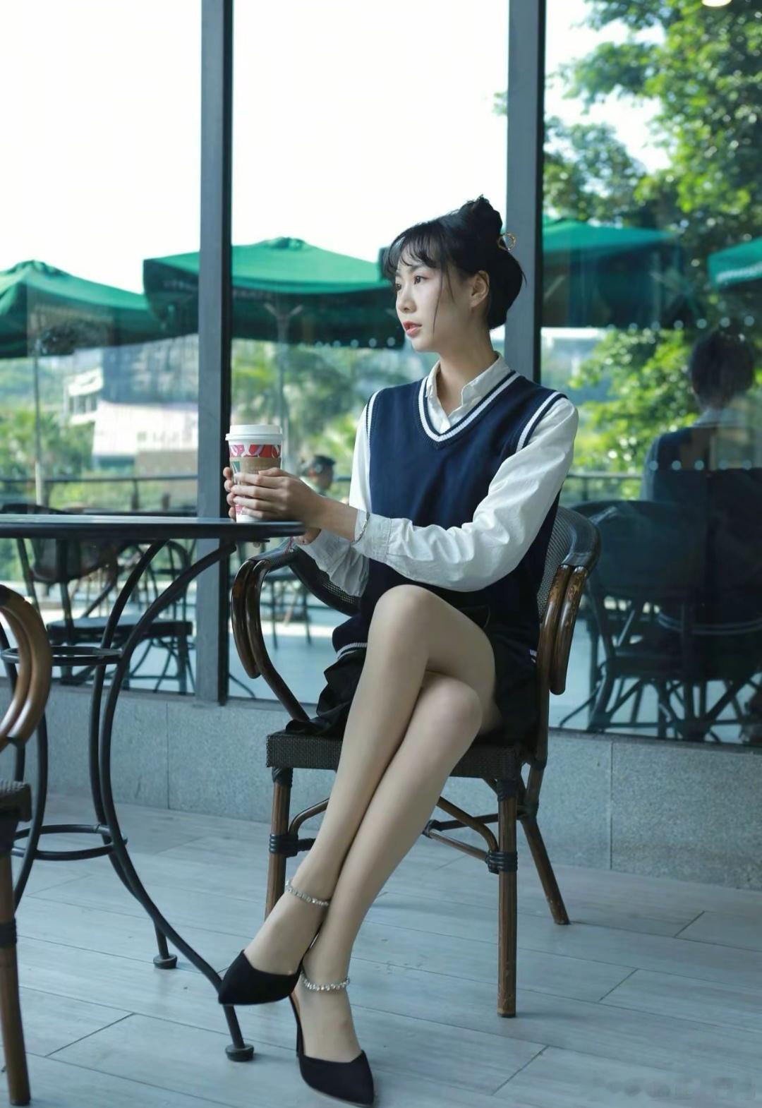 顶级街拍[超话] 喝咖啡的姑娘美女一分钟视频创作季精彩人像[超话] ​​​