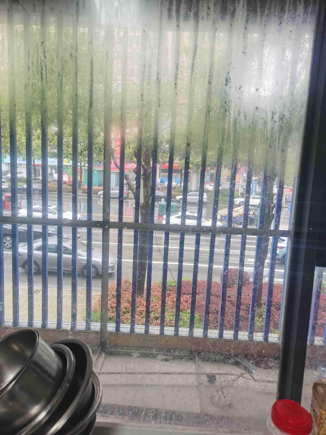 我的今日状态：🥲强颜欢笑
我这里的天气：🌧下雨

我没有很高的情商，也没有处