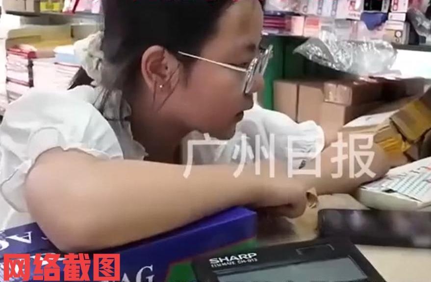广东潮汕有家文具店出个厉害的女儿。

这是因为这家文具店有老外要订货，可女儿的妈