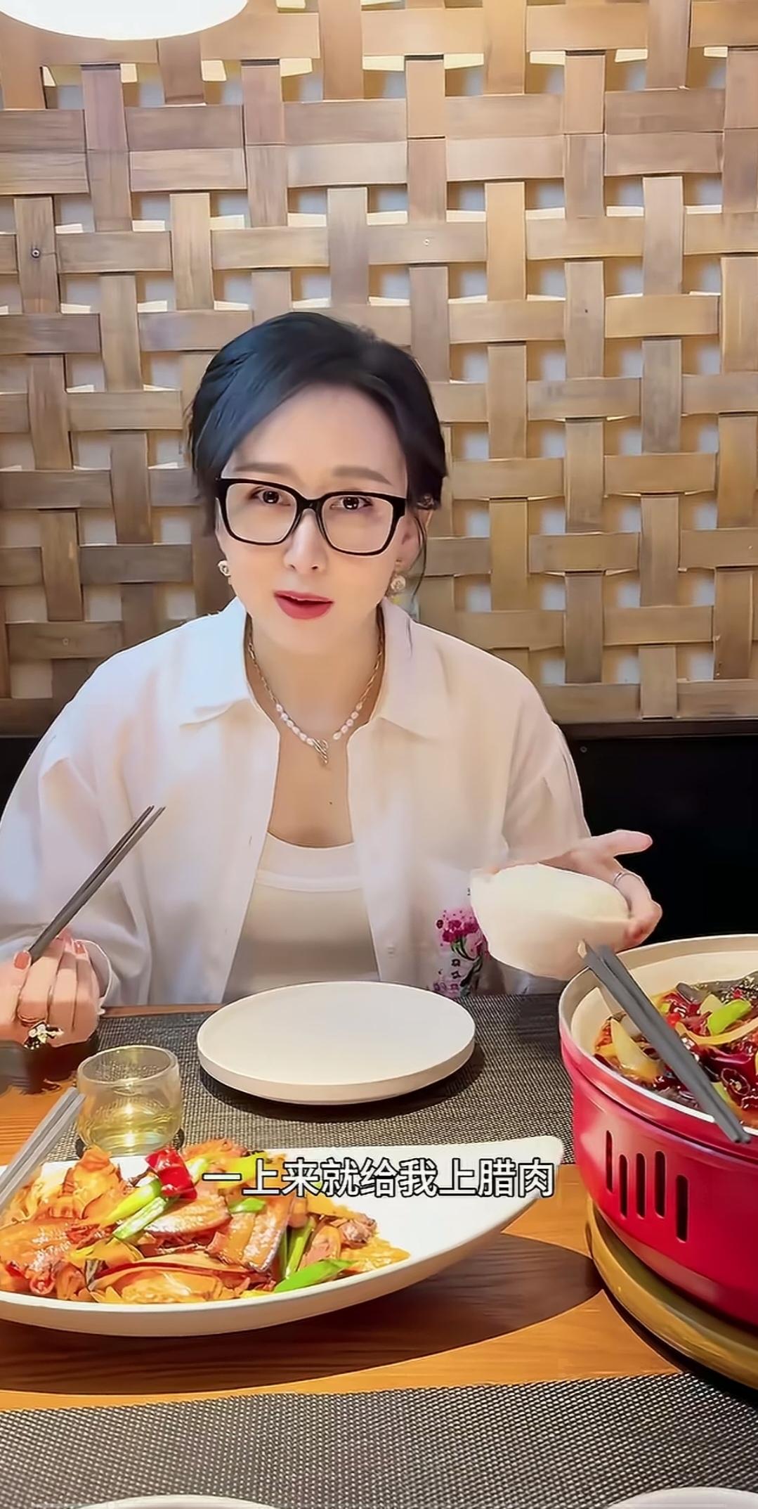 胡静，眼镜有点多余。