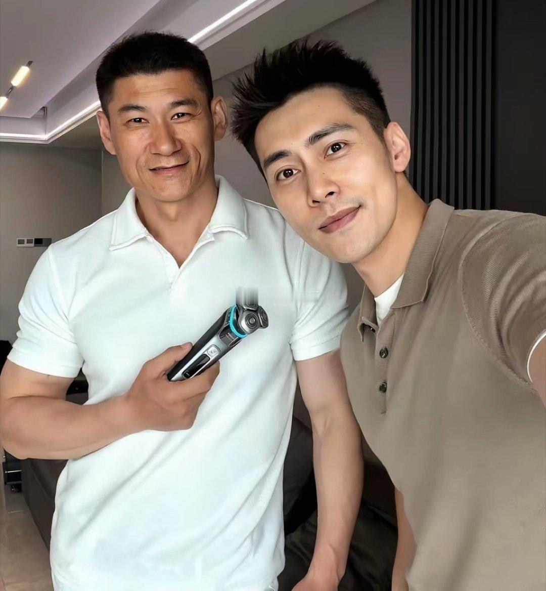 爸爸年轻时肯定很帅，不知道哪位女生可以成为他的儿媳妇。 