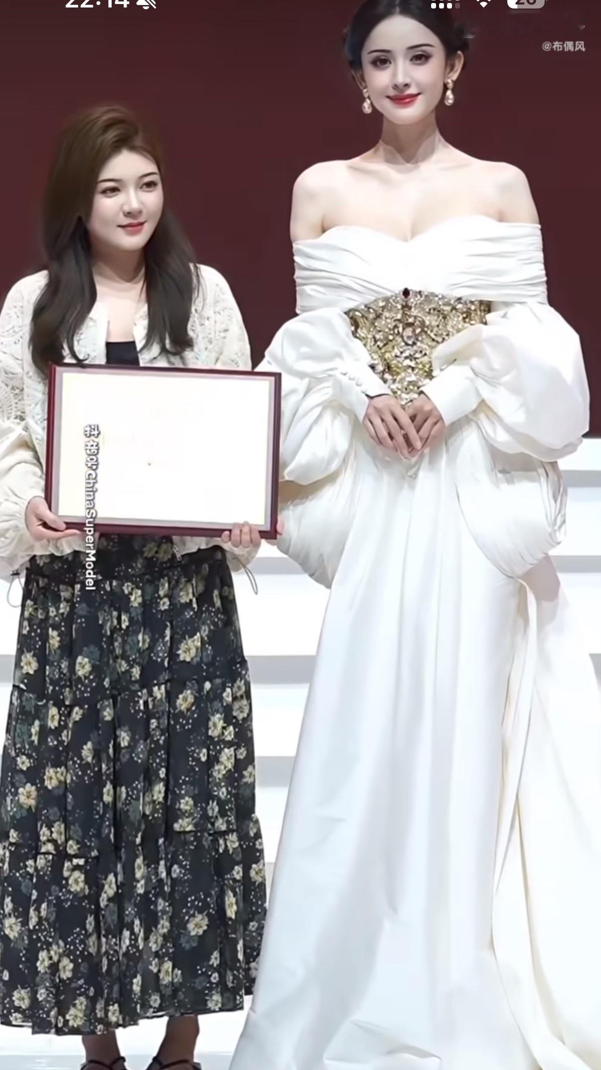 古力娜扎和素人同框 美的好有侵略性 