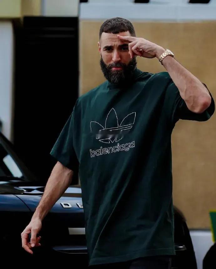 本泽马加盟利雅得新月，背后的重磅推手正是沙特瓦利德王子！新月董事会对此激动致谢，