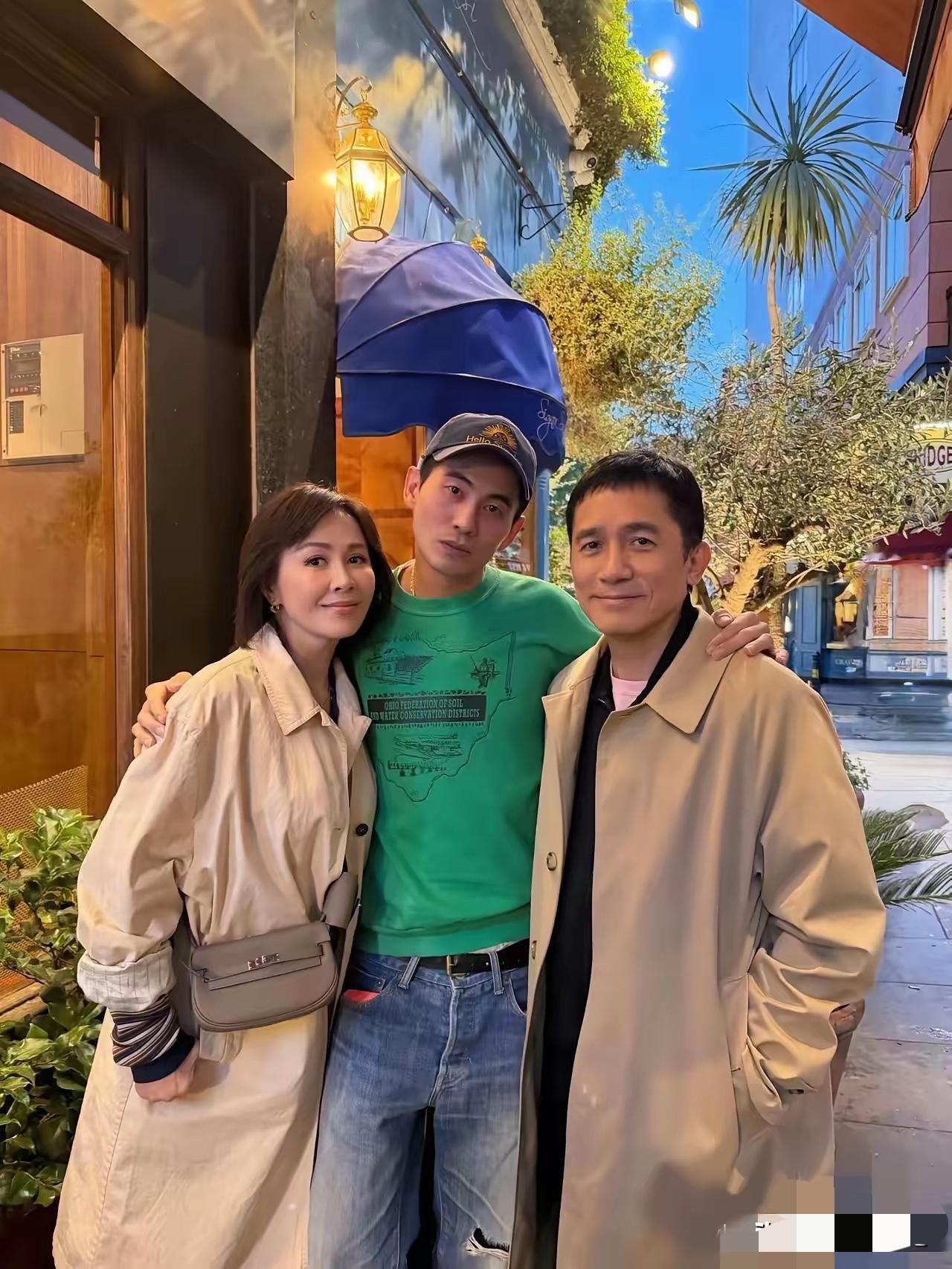 梁朝伟夫妇我认识，中间帅哥是谁