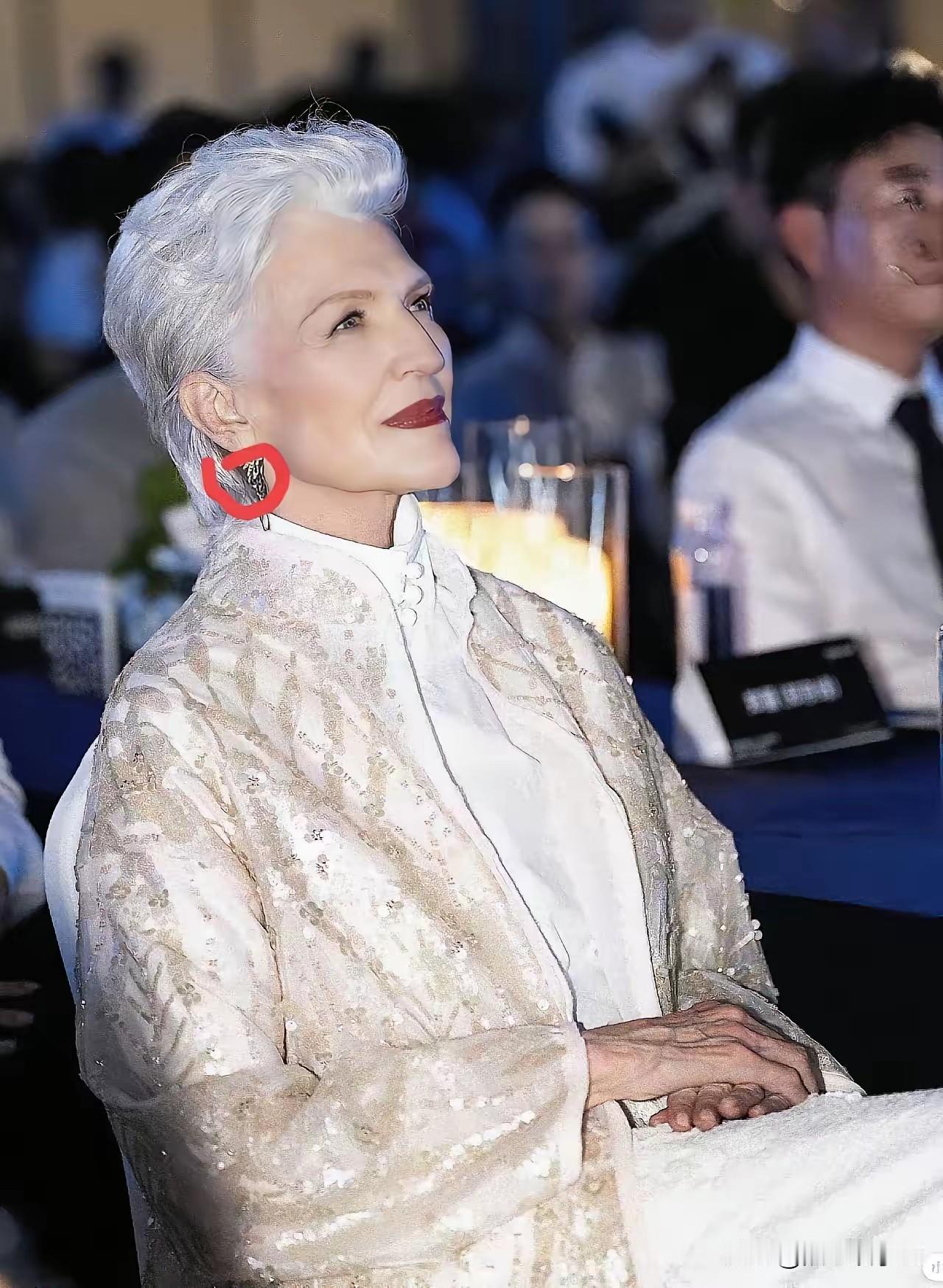 记者采访马斯克的母亲，大家都喜欢你的儿子，他现在就是公认的首世界首富。而且大家都