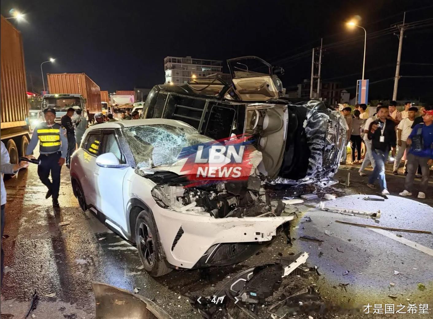 柬埔寨金边发生一起事故 有消息称 是雷克萨斯车速过快驶入对向车道结果发生不测从图