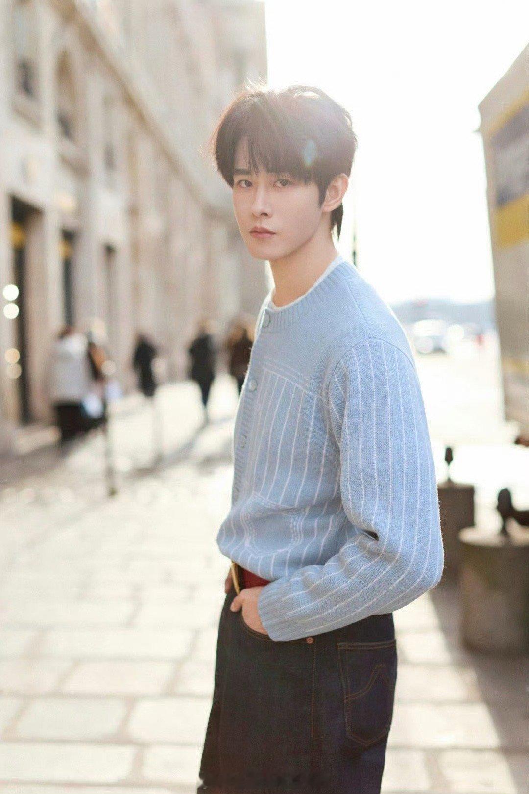 这是田嘉瑞那他是谁 田嘉瑞怕是内娱第一个偶遇自己应援车还如此淡定的艺人吧？大屏上