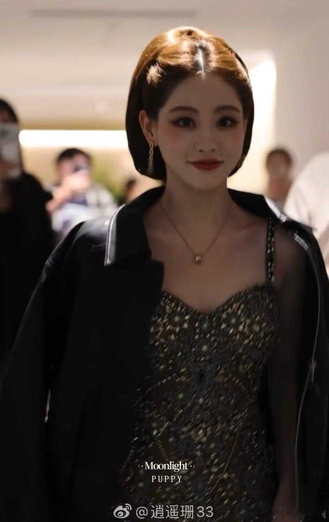 祝绪丹看我镜头了 被祝绪丹的镜头感狠狠拿捏！复古造型韵味十足，灯光下肌肤通透，望