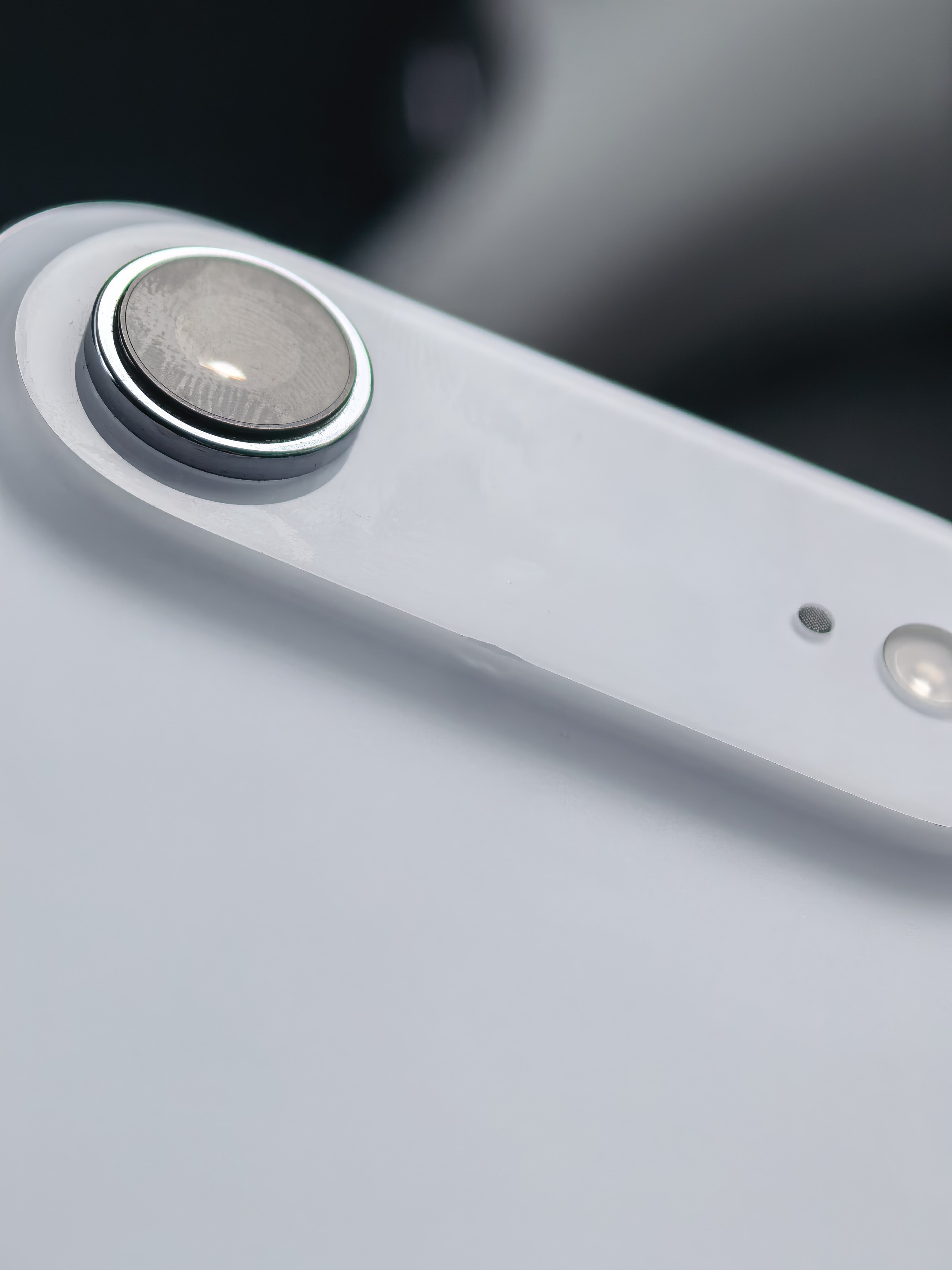 不知道啥时候我的iPhoneAir背面Deco的地方缺了一块关键还只是缺一块，旁