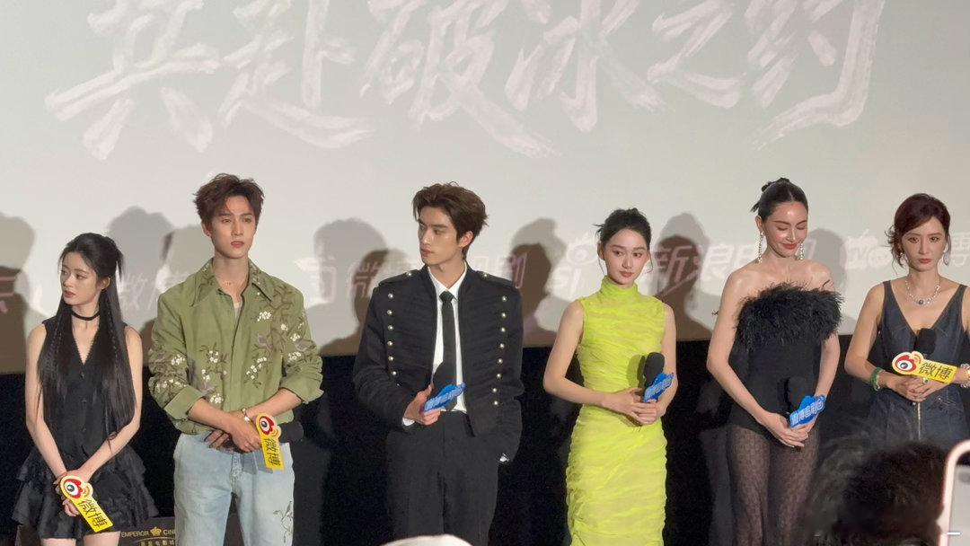 张萌爆料李昀锐张康乐穿老头衫小林上秒还在吃瓜看戏，下秒就被追问为啥穿老头衫，急忙